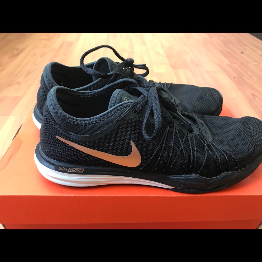 Like New Nike Black/Rose Gold Flyknit Wmns sz 8.5